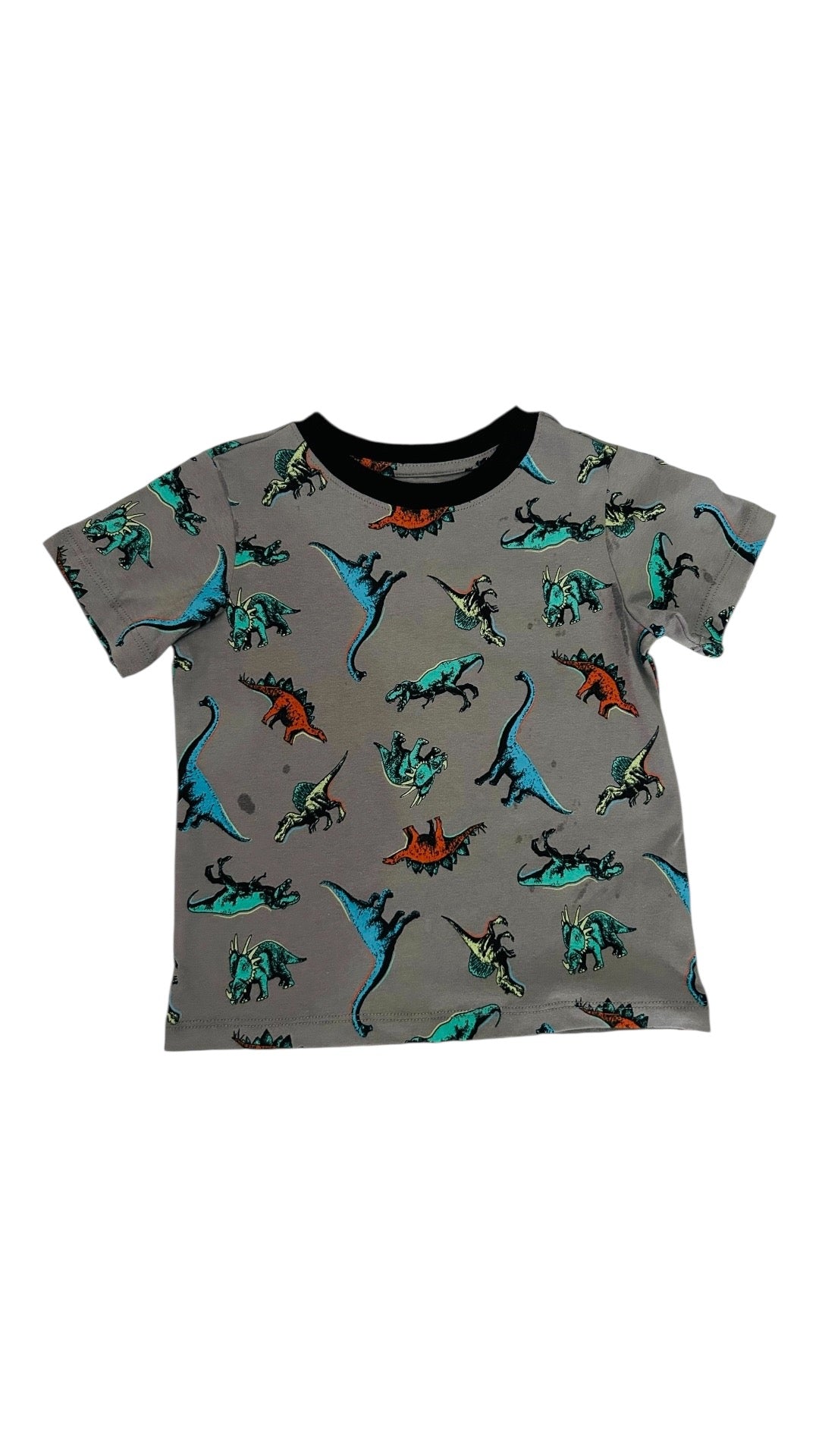 Camiseta gris con cuello negro
