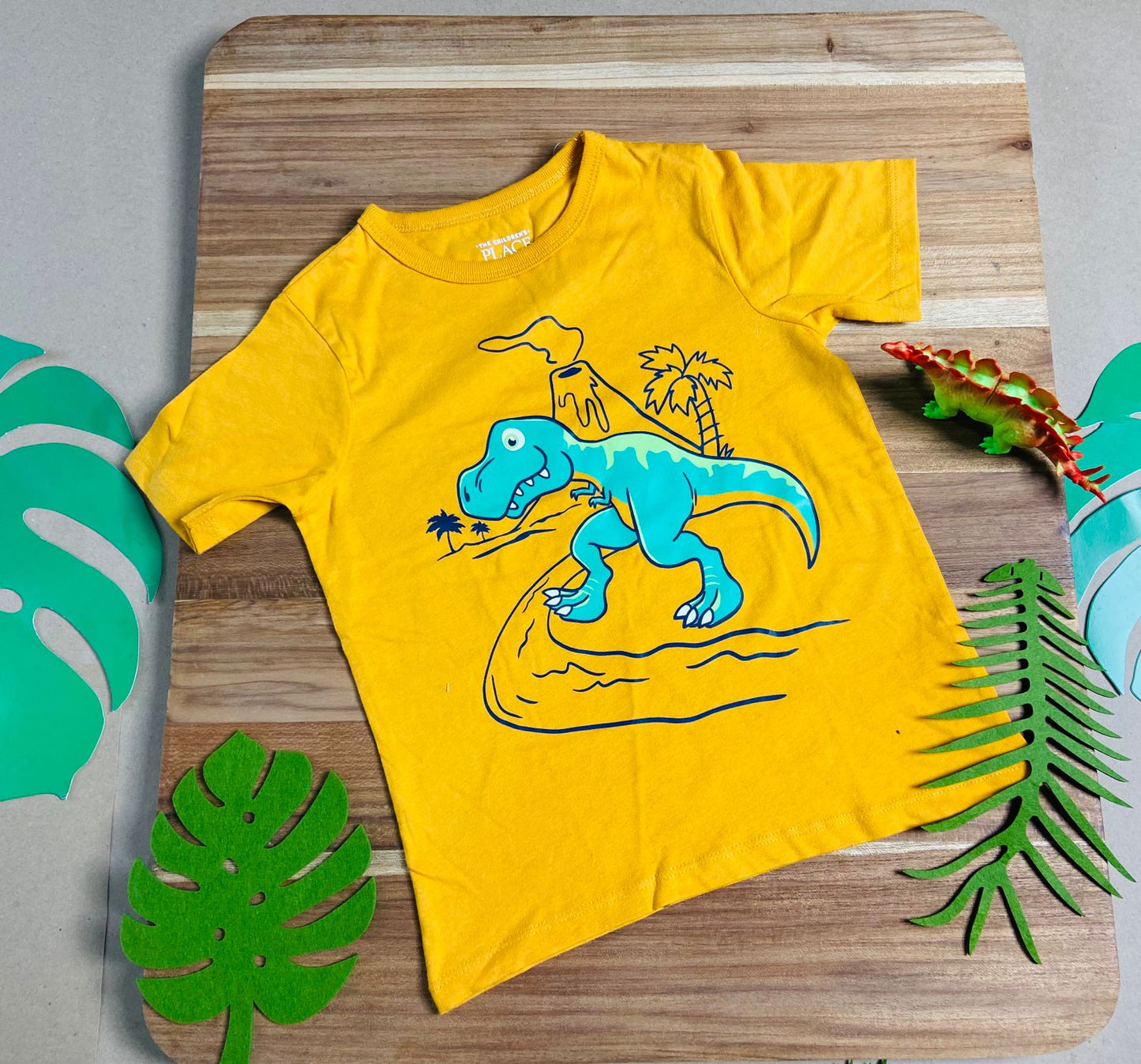 Camiseta amarilla Dino y volcán