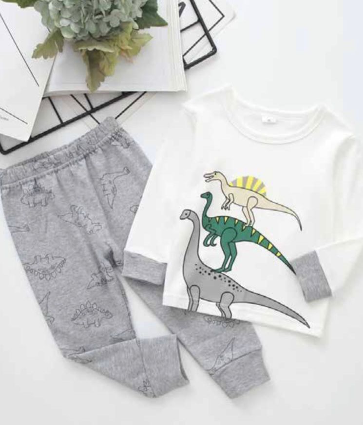 Pijama Gris con tres dinosaurios