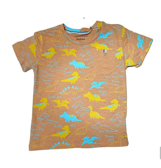 Camiseta naranja con dinos amarillos y celeste